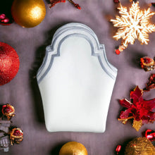 Load image into Gallery viewer, linen napkins for Christmas, Christmas linen napkins, weddings, wedding linen napkins, wedding napkins, table linen, soft linen napkins, dinner napkins, luxury linen napkins, linen napkins, holiday table napkins, handmade napkins, Christmas table linen, Christmas, dining napkins, dining linen napkins, parties, table accessories, tovaglioli di Lino, tovaglioli, tovaglioli eleganti, tovaglioli per matrimonio, tovaglioli per la festa, tovaglioli fatti a mano, matrimonio, servietten, leinen servietten